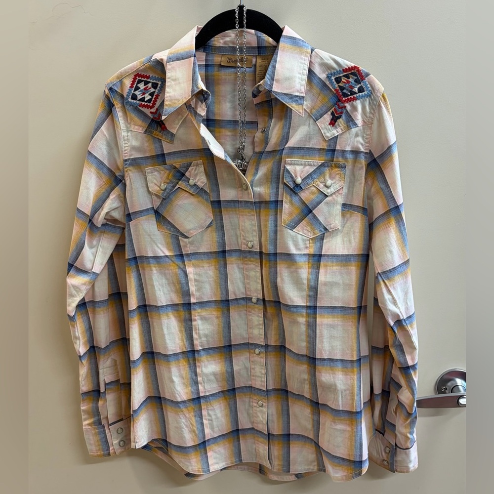 2 pièces Wrangler Women's Plaid Blouse with Embroidered Accents with necklace